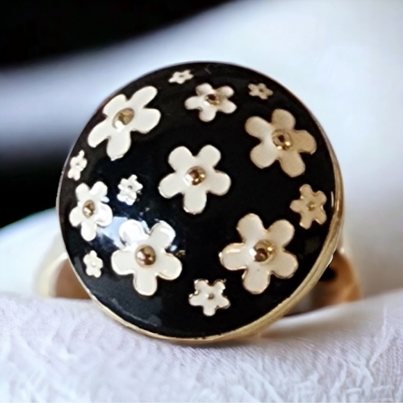 Marc Jacobs Jewelry - Marc Jacobs RARE Limited Edition DAISY Solid Perfume Ring  "Secret Stash"